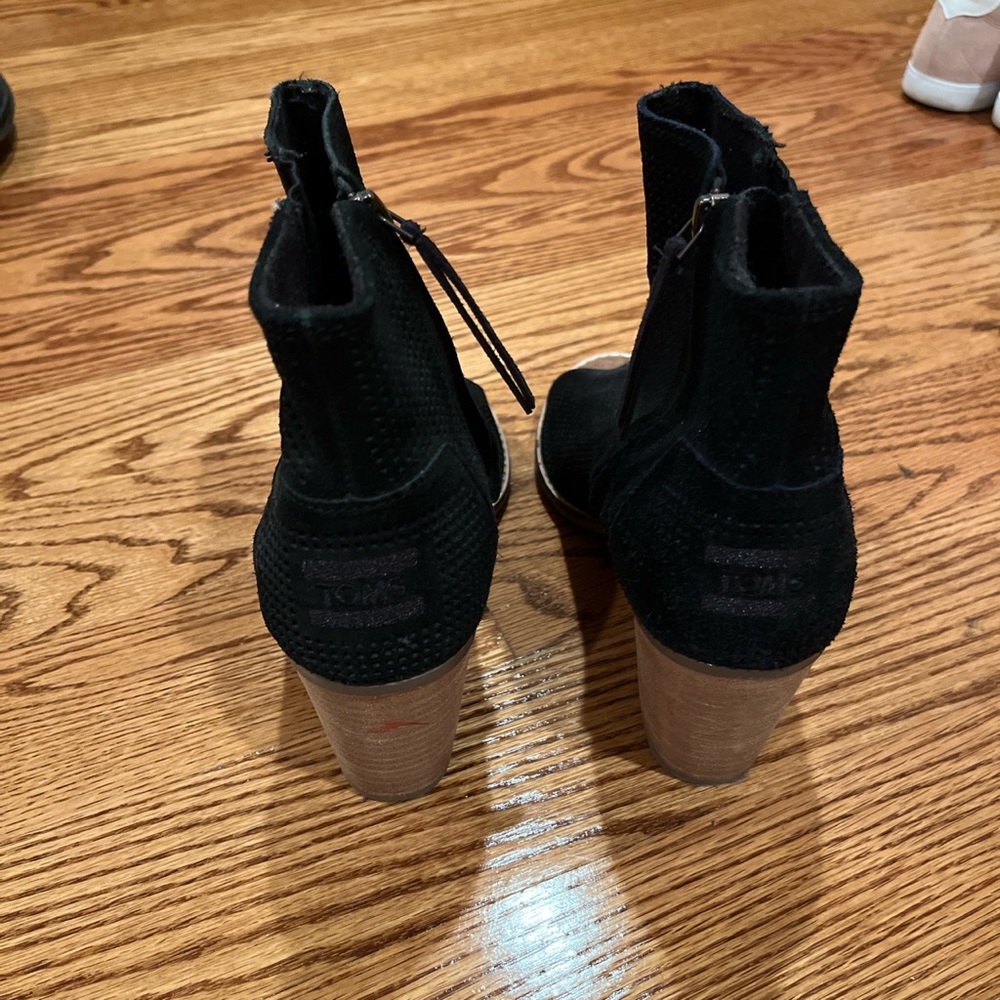 Heels - Picture 3 of 3